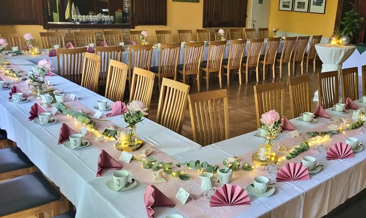Festlich gedeckter Saal im Lindenkrug