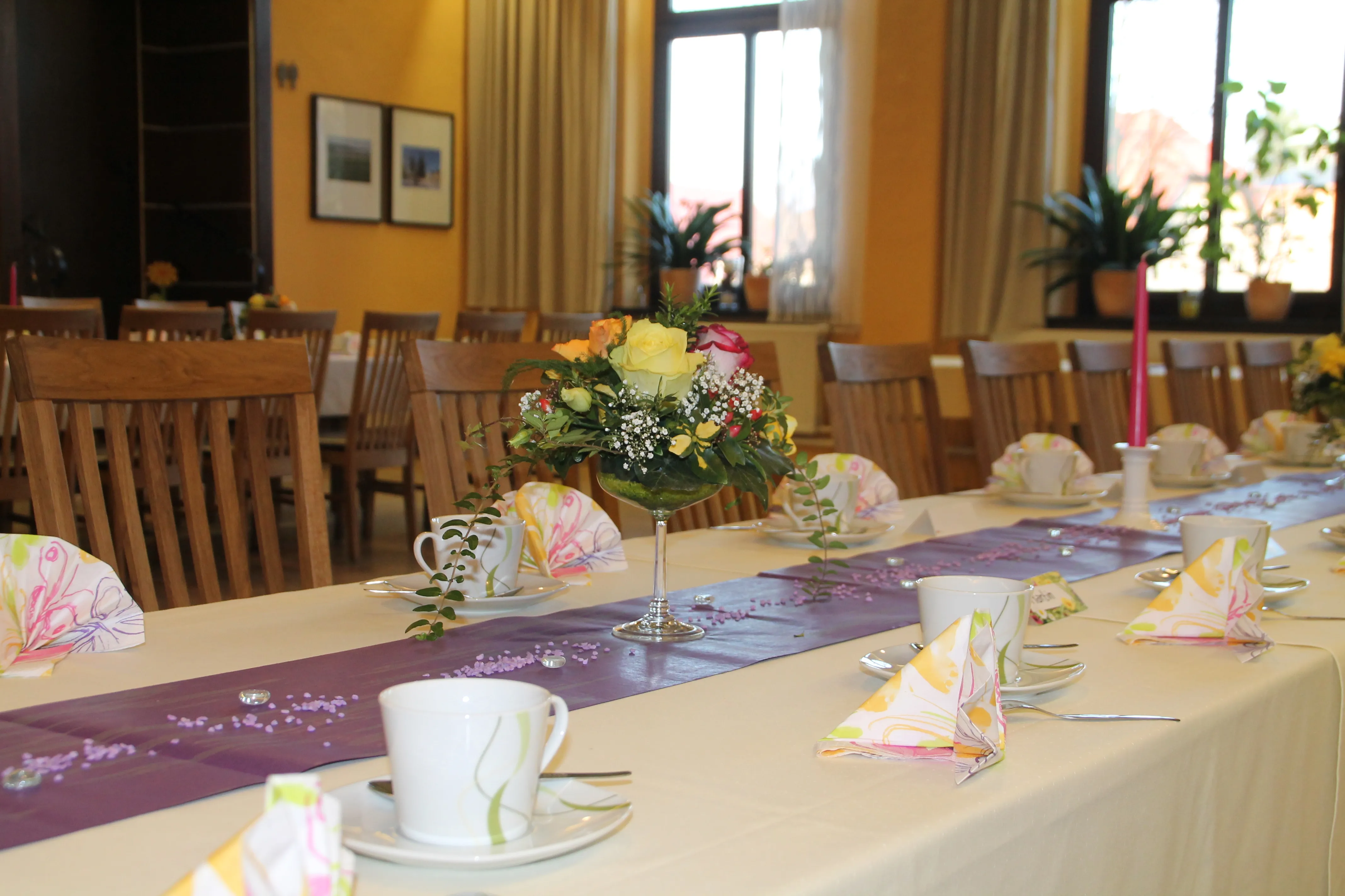 Kaffeetafel mit Blumen