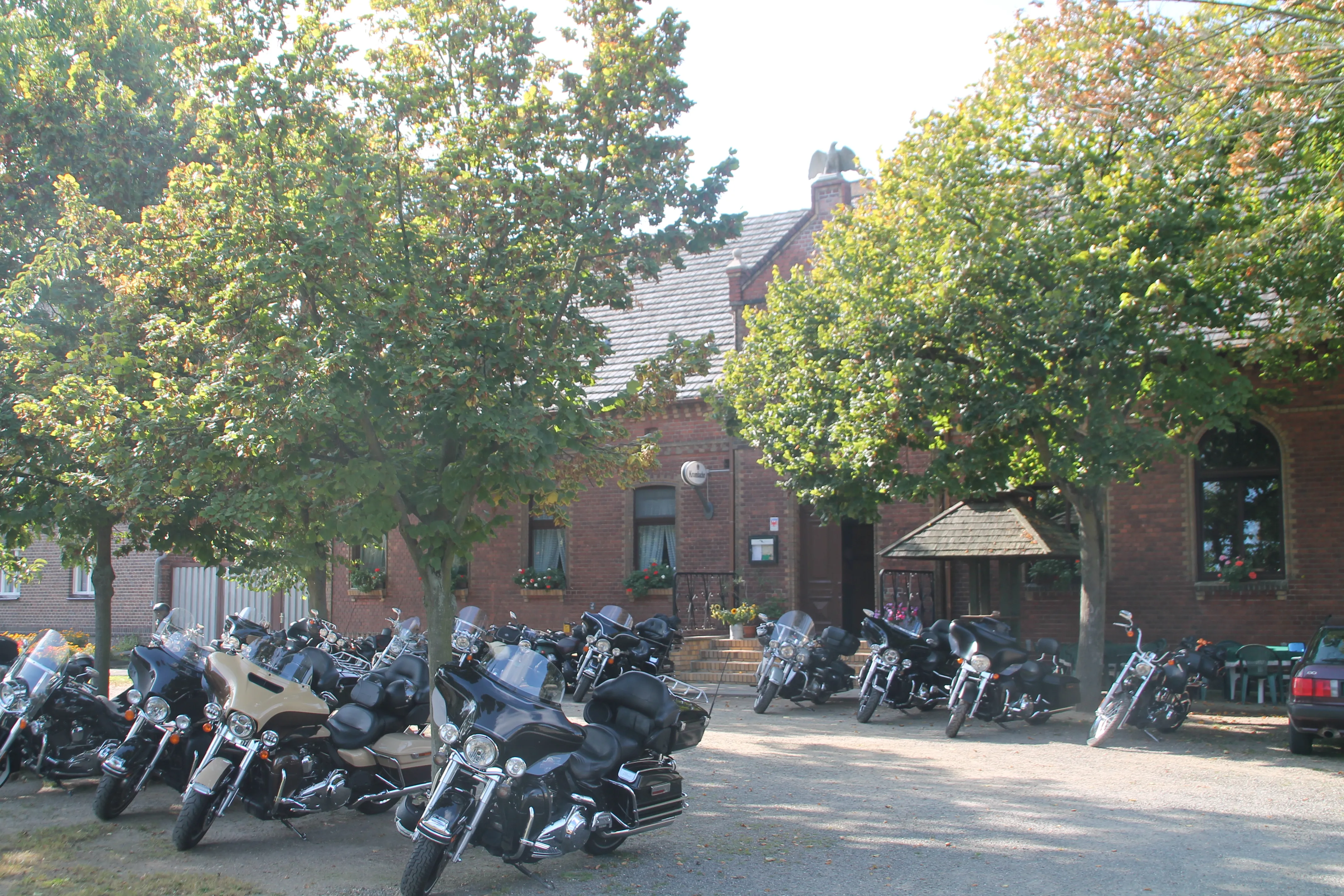 Motorradtreffen vor dem Lindenkrug