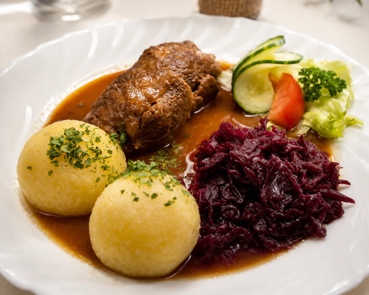 Hausgemachte Rinderroulade mit Klößen und Rotkohl