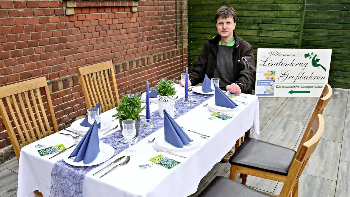 Gedeckter Tisch im Lindenkrug Großbahren mit Willkommensschild